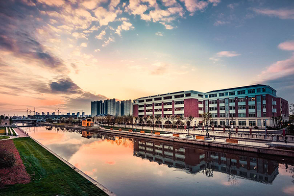 夕陽下的校園一角